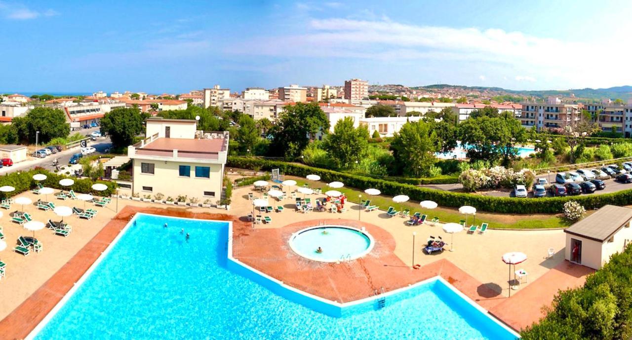 Isa-Apartments 4 Beds In Residence With Swimming-Pool In San Vincenzo, Just 600 Meters From The Sea Dış mekan fotoğraf